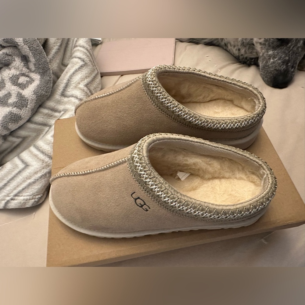 Sand color UGG Tasmans